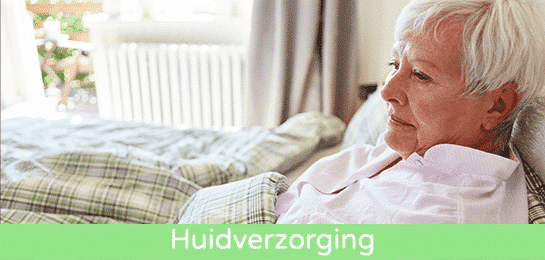 Oude vrouw in bed verpleegtehuis