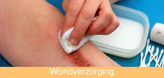 Het ontsmetten van een wond ABENA